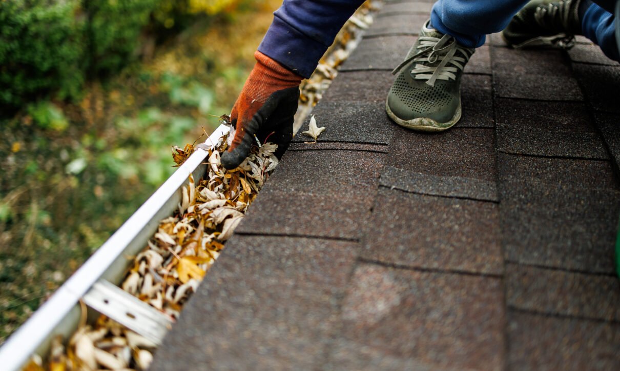 Gutter cleaning job done in Glen Ellyn IL
